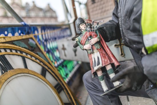 Binns clock highland figure.