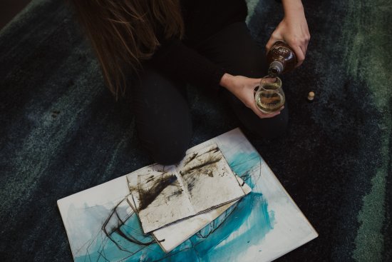 Scottish artist, Ellis O'Connor poruing a dram of the BenRiach 10 year old, for a bit of artistic inspiration perhaps?