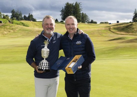 Champion Jerry Kelly with Iain Allan and the winner�s bottle Picture credit: Getty