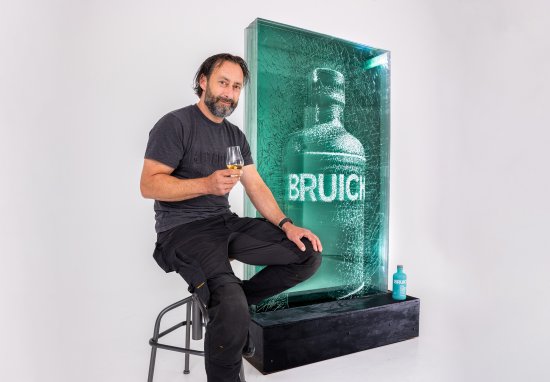 Simon Berger, a Swiss-born artist, presents Bruichladdich's innovative glass project. Simon Berger, a Swiss-born artist, presents Bruichladdich's innovative glass project.